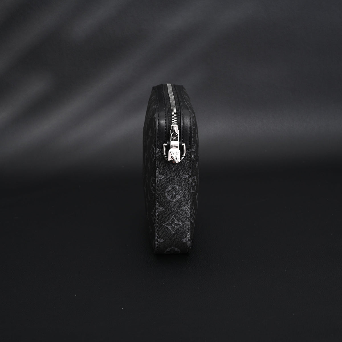 Louis Vuitton Discovery Pochette MM – Monogram Eclipse